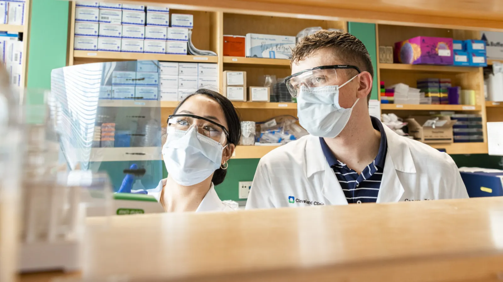A student and a PI at the Cleveland Clinic conducting research.